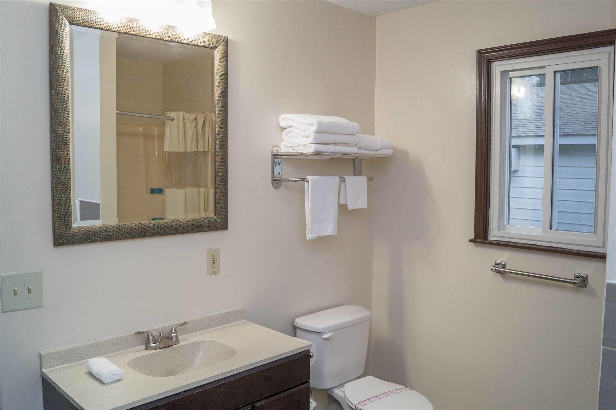 Sullivan Trail Inn & Suites Pocono Lake Exterior foto